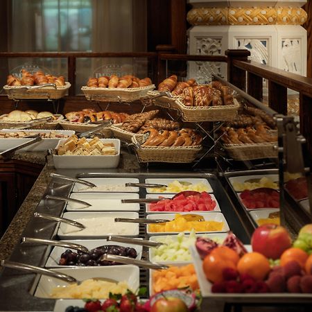 Art Deco Imperial Hotel Prag Restoran fotoğraf A buffet at a hotel