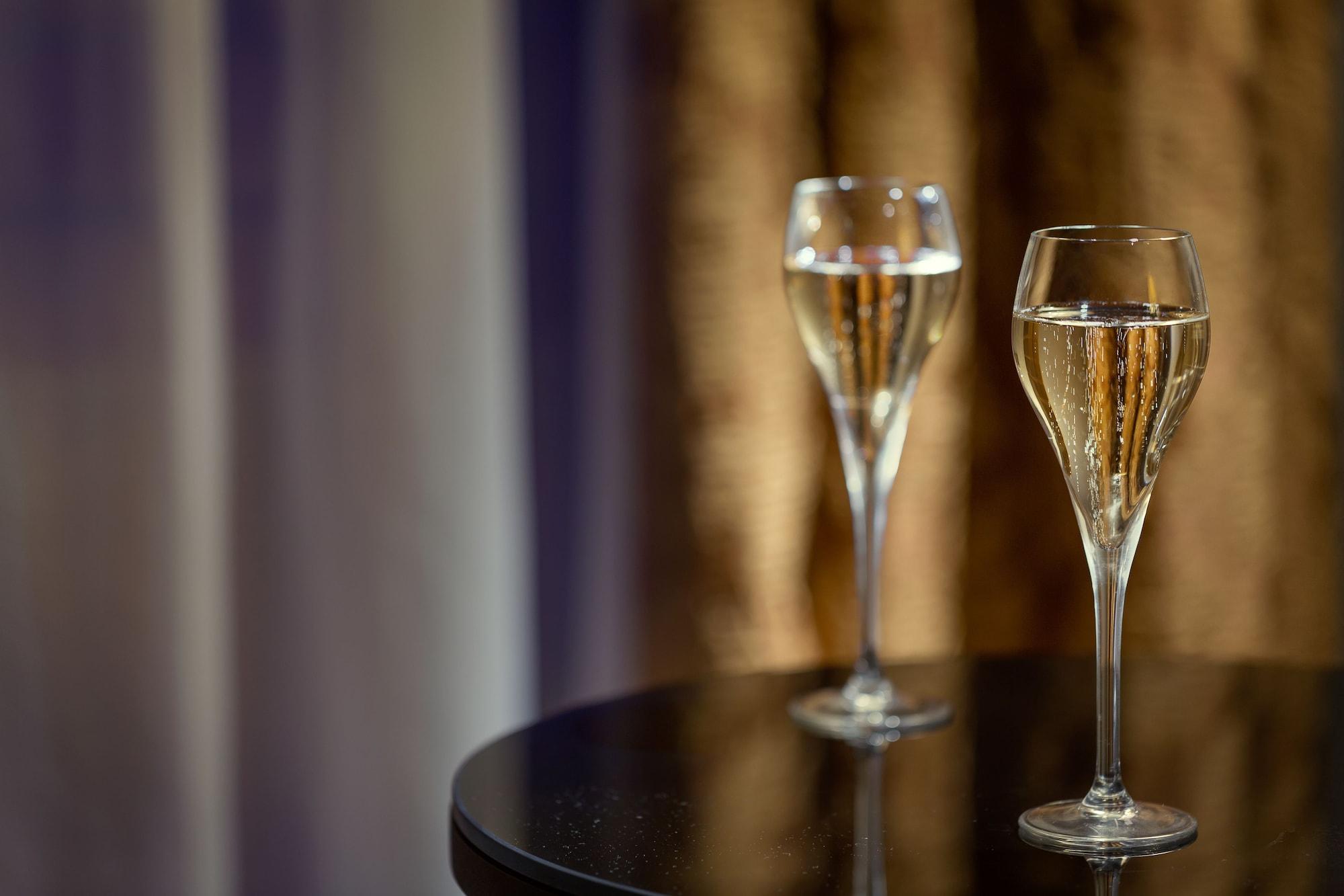 Art Deco Imperial Hotel Prag Dış mekan fotoğraf Champagne flutes