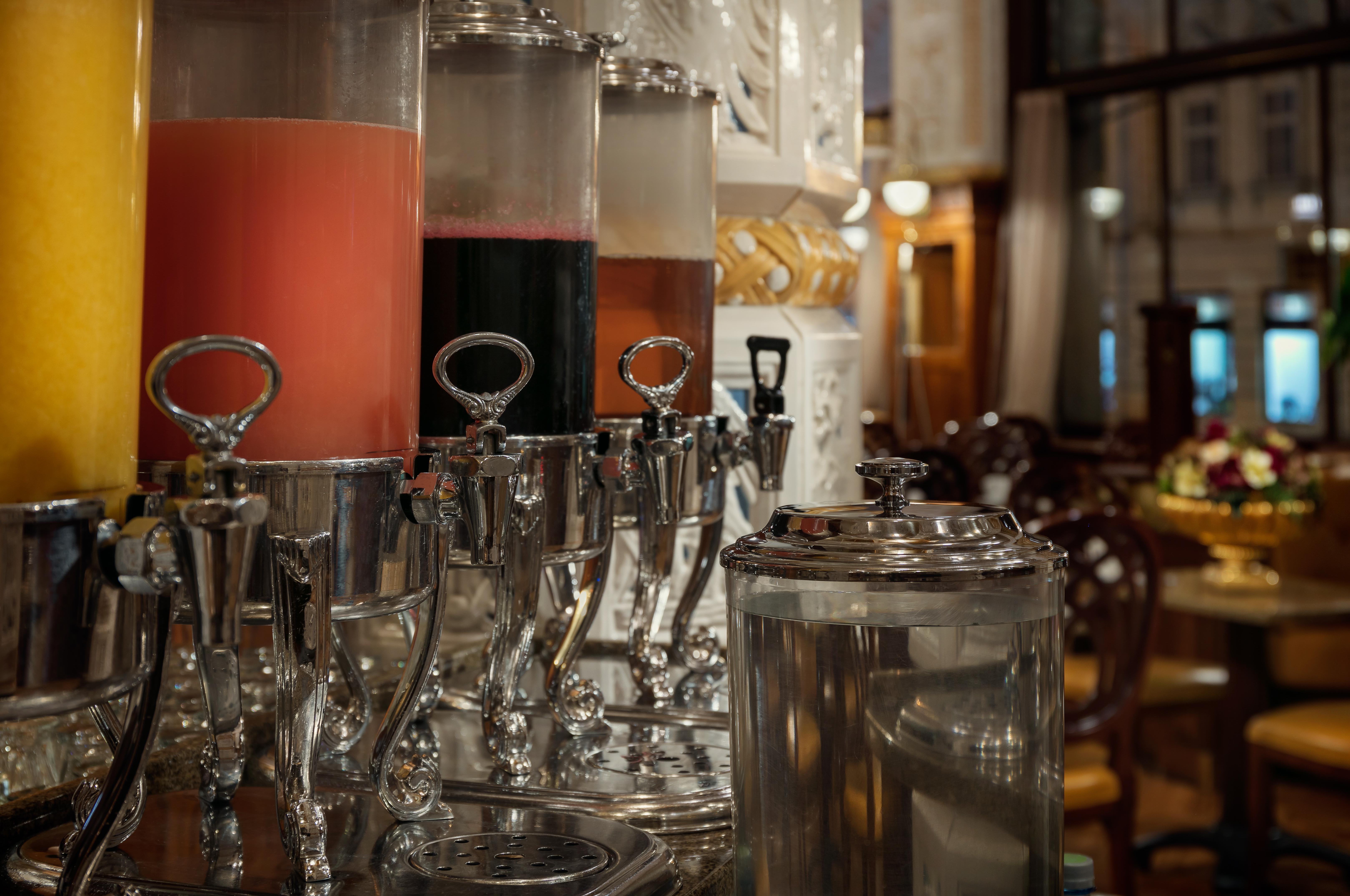 Art Deco Imperial Hotel Prag Restoran fotoğraf A selection of coffee drinks at a coffee shop