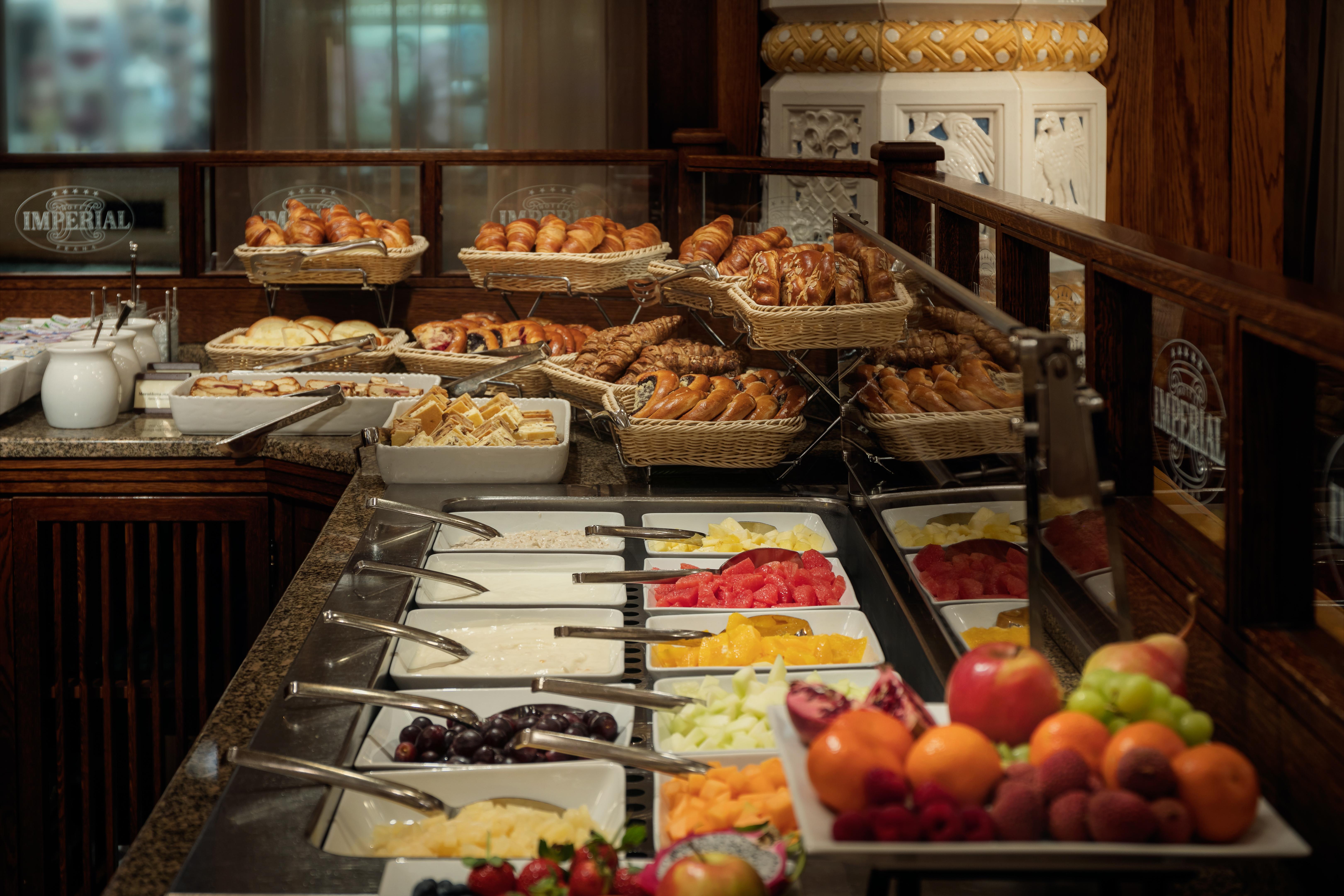 Art Deco Imperial Hotel Prag Restoran fotoğraf A buffet at a hotel