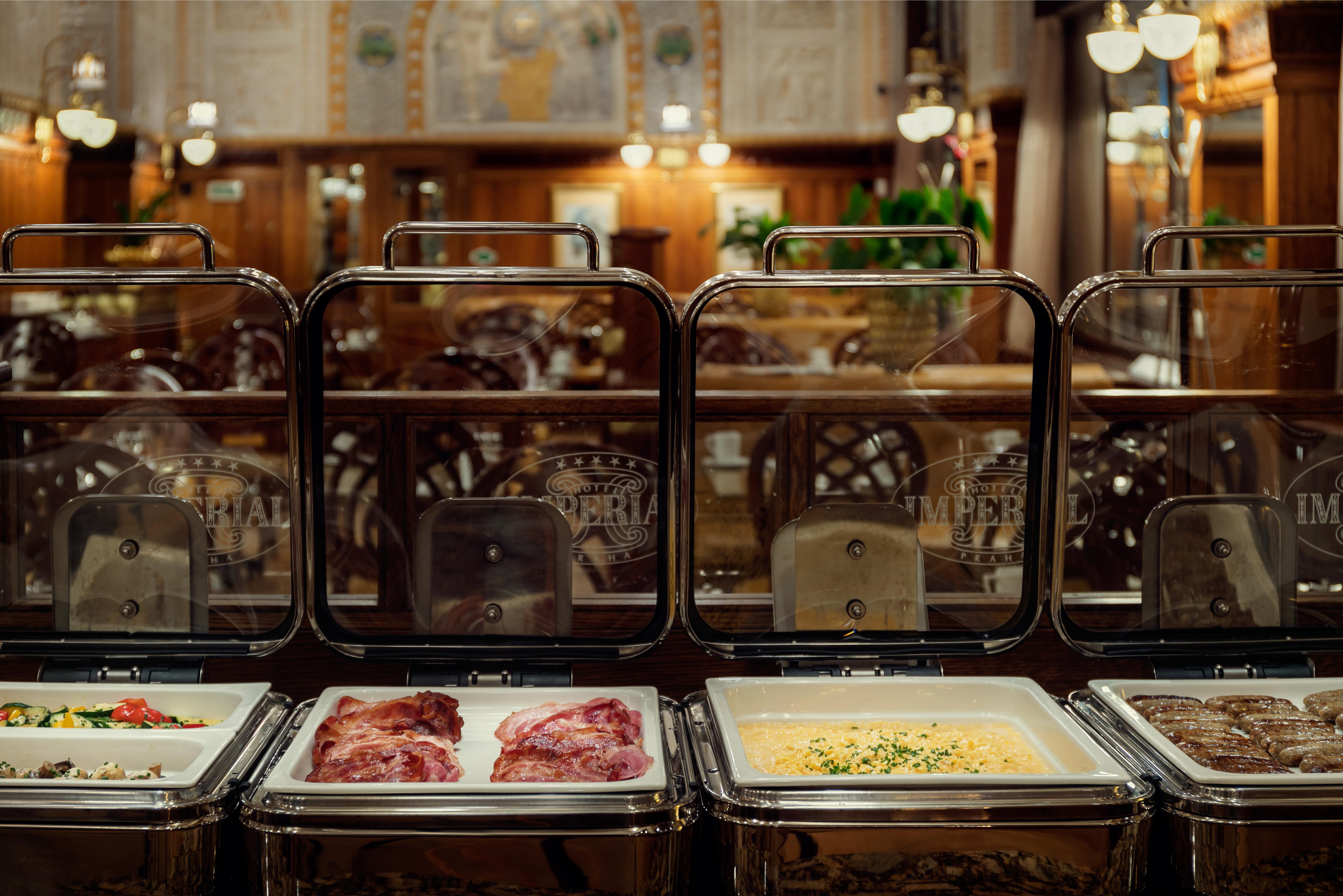 Art Deco Imperial Hotel Prag Restoran fotoğraf A chafing dish buffet